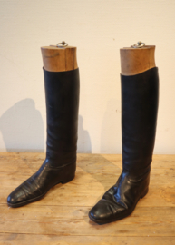 Antiek lederen laarzen met houten mal