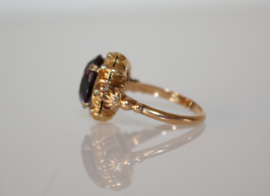 Vintage 18 karaat gouden ring met grote van kleur veranderende saffier