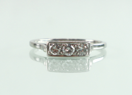 Vintage witgouden ring rijring met drie briljanten