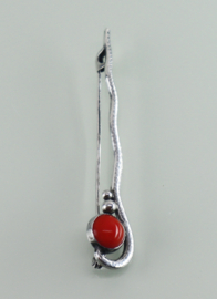 Gehamerde zilveren broche bloedkoraal Art Deco ca. 1930