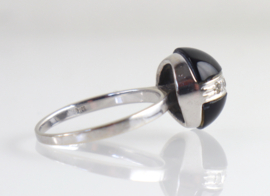 Witgouden ring met onyx en diamant