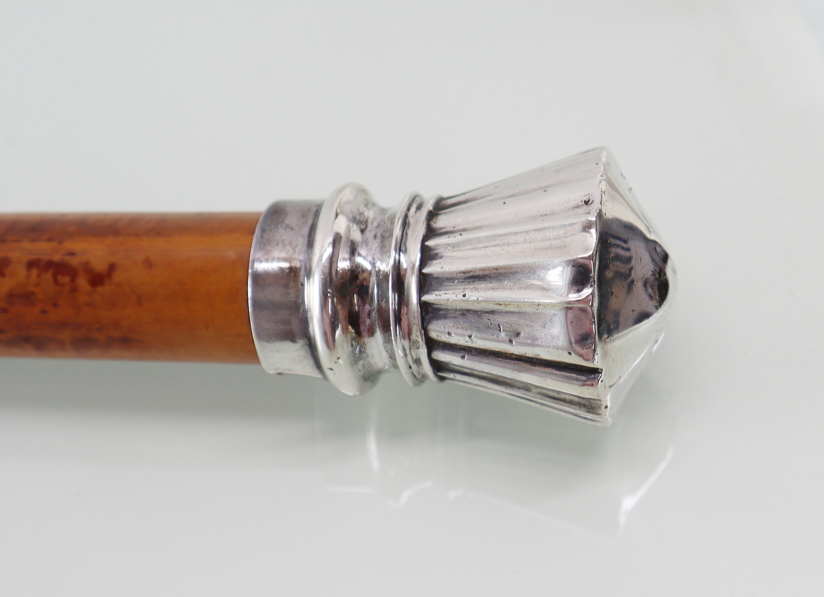 Antieke wandelstok met zilveren knop
