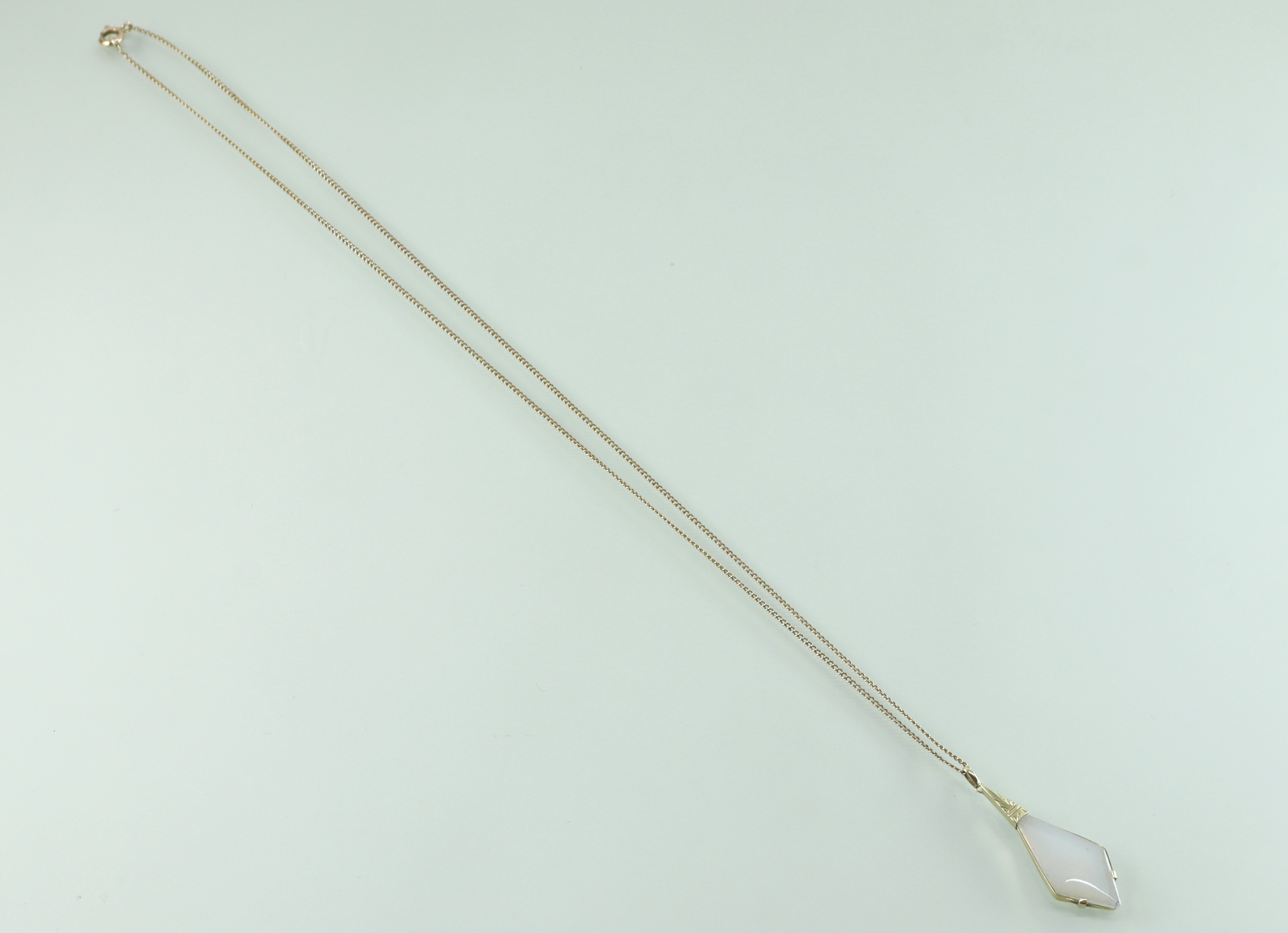 Art Deco gouden hanger maansteen aan collier