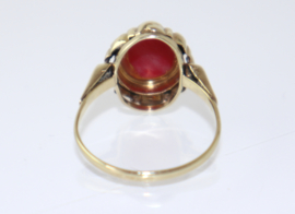 Vintage gouden ring met cabuchon geslepen bloedkoraal