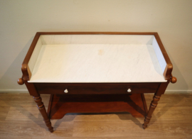 Antieke wastafel met marmeren blad
