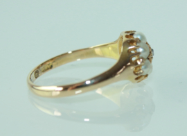 Antieke Engelse 18 karaat gouden ring met zaadparels en diamant 1866