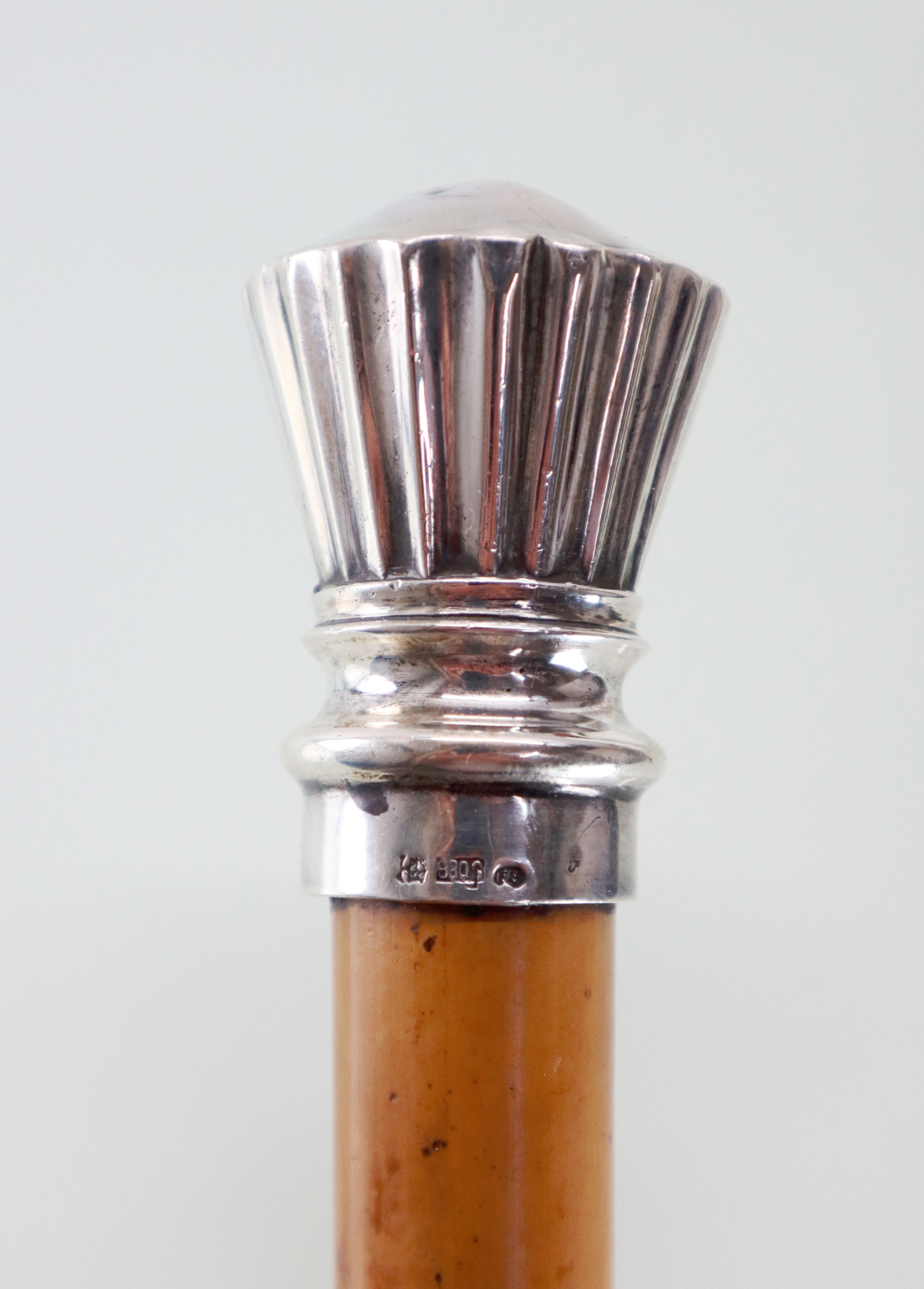 Antieke wandelstok met zilveren knop