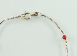 Gouden armbandje Venetiaanse schakel bloedkoraal kraaltjes