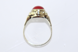 Vintage gouden ring met cabuchon geslepen bloedkoraal