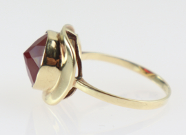 Vintage gouden ring met facet geslepen carneool