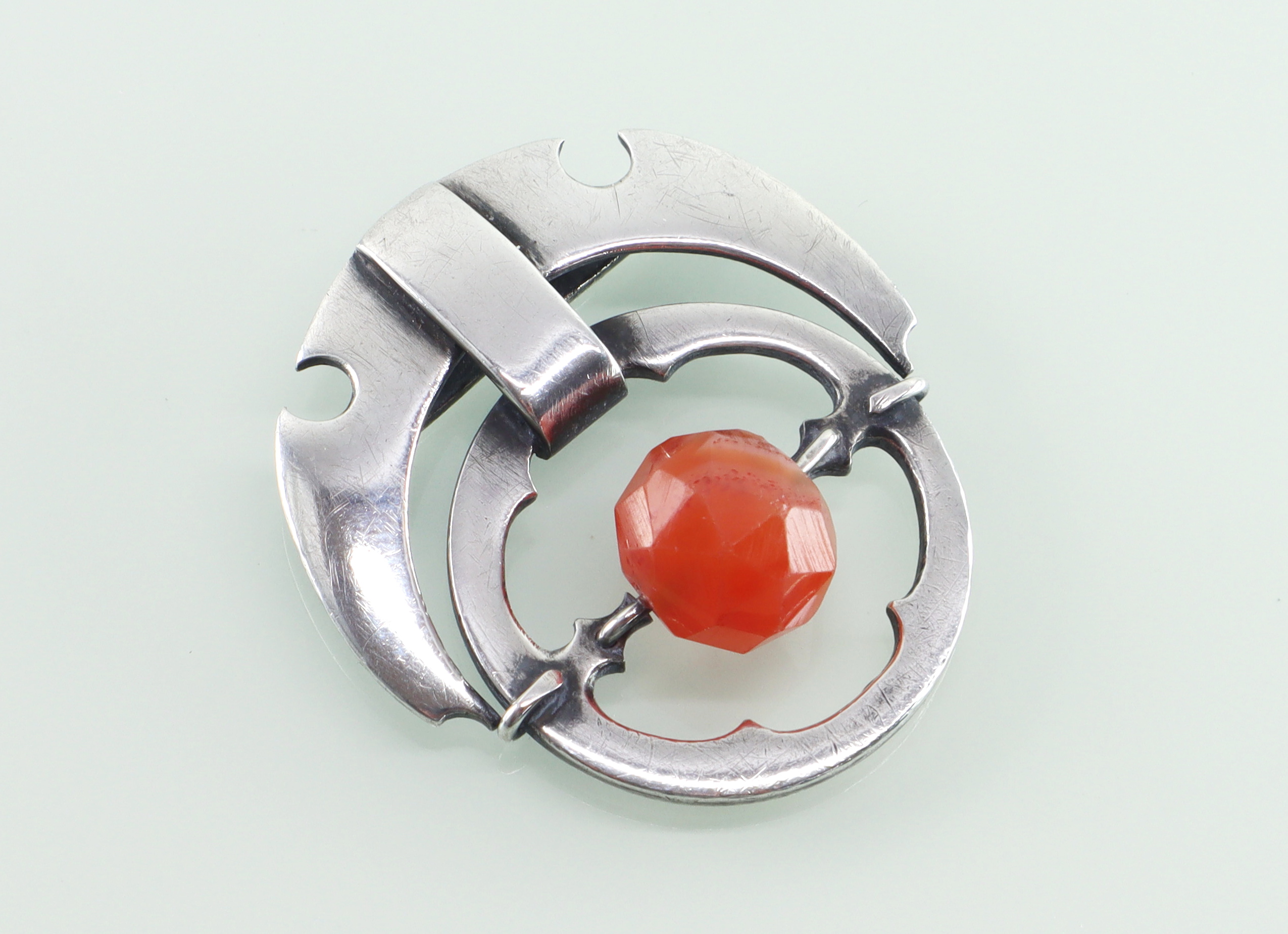 Art Deco zilveren hanger met carneool