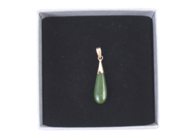 Gouden hanger met druppelvormige jade