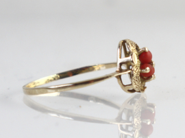 Vintage gouden ring met bloedkoraal