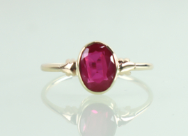Antieke gouden ring met robijn