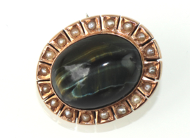 Antieke gouden broche met valkenoog en zaadparels.