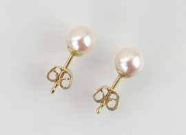 Vintage gouden oorknoppen met crème roze parel