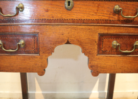 Antiek Engels wandtafeltje, lowboy 18e eeuw