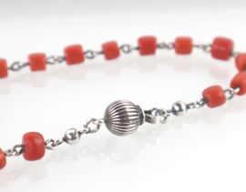 Vintage collier met bloedkoraal en zilveren bolslot, 90 cm
