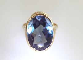 Gouden ring met kleur veranderende saffier