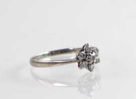 Witgouden ring met diamant in de vorm van een bloem