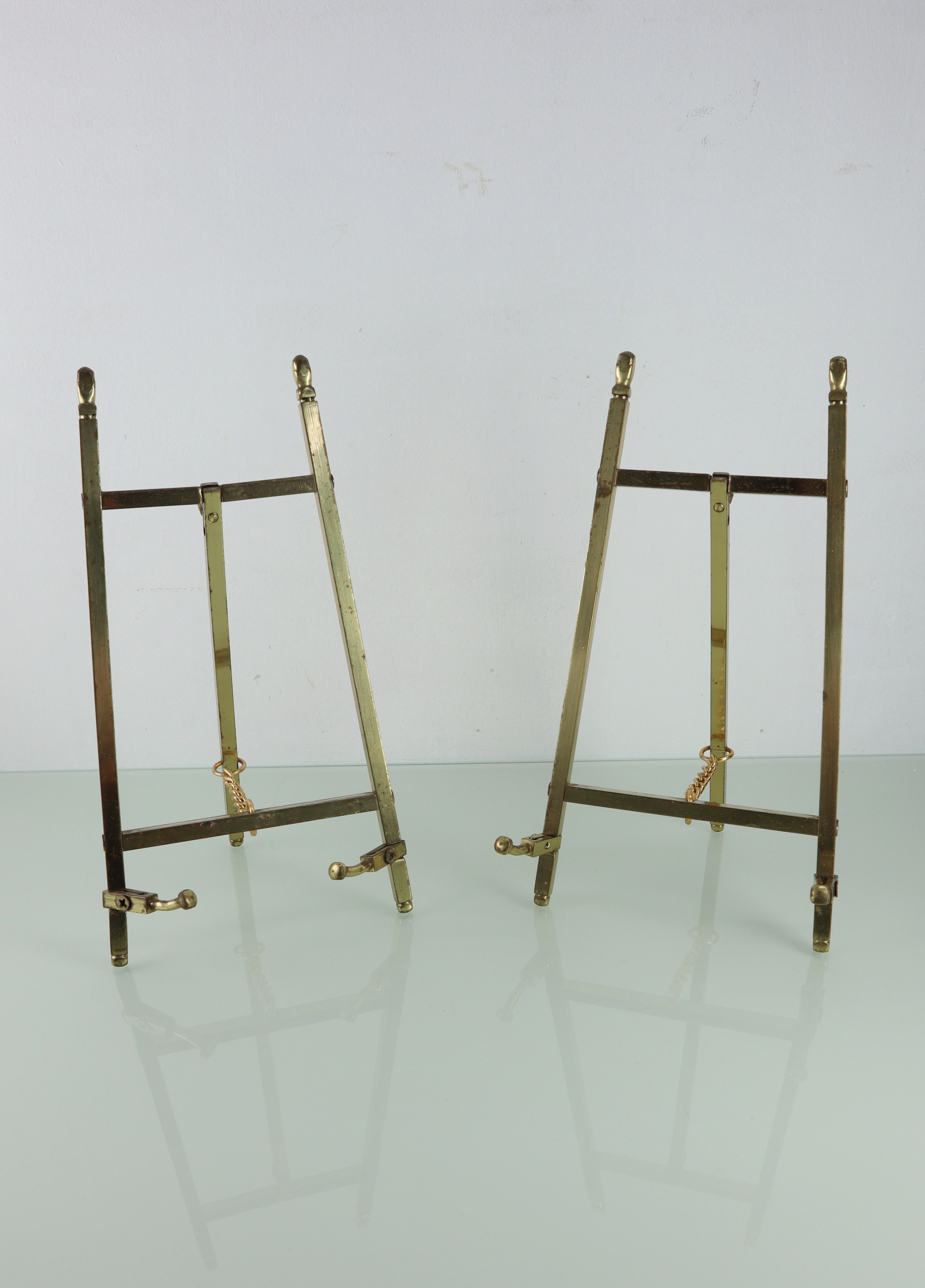 Twee geelkoperen foto standaards, miniatuurezel