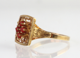 18 karaat gouden ring met bloedkoraal