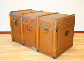 Grote antieke reiskoffer, 19e eeuw