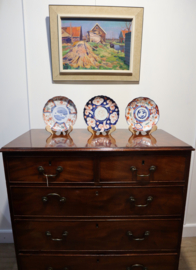 Drie antieke Imari porseleinen borden