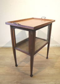 Antiek theekastje met dienblad