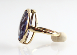 Gouden ring met kleur veranderende saffier