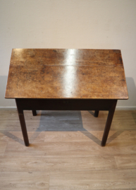 Antiek tekentafeltje, sidetable