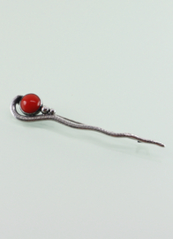 Gehamerde zilveren broche bloedkoraal Art Deco ca. 1930