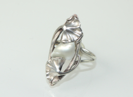 Antieke zilveren Jugendstil ring met bladmotieven en parelmoer