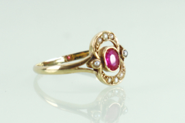 Antieke 18 karaat gouden ring met robijn en zaadparels