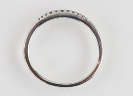 Smalle witgouden rijring aanschuifring met diamantjes