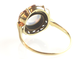 Vintage gouden ring met grote cabochon geslepen maansteen.