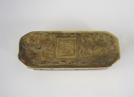 Antieke koperen gegraveerde tabaksdoos, 18e eeuw