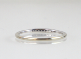 Smalle witgouden rijring aanschuifring met diamantjes