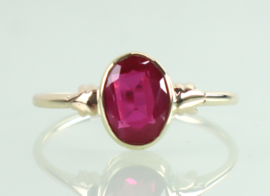 Antieke gouden ring met robijn