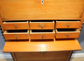 Antieke chiffonière met bureaugedeelte