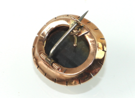 Antieke gouden broche met valkenoog en zaadparels.