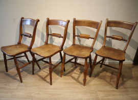 Vier antieke Scroll Back Windsorstoelen