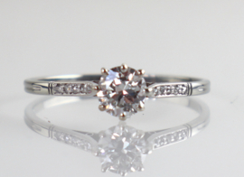 Antieke witgouden solitair ring met oudslijpsel diamant 0,55 ct.