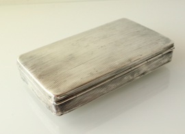 Antieke zilveren tabaksdoos met ribbeldecor, 1857