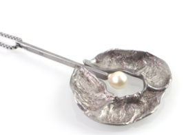 Grote organische zilveren hanger met parel aan collier