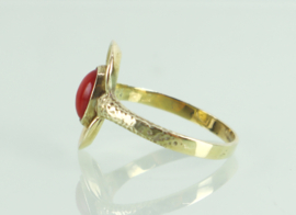 Vintage gouden ring met bloedkoraal