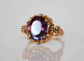 Vintage 18 karaat gouden ring met grote van kleur veranderende saffier