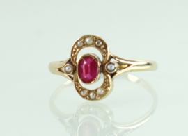 Antieke 18 karaat gouden ring met robijn en zaadparels