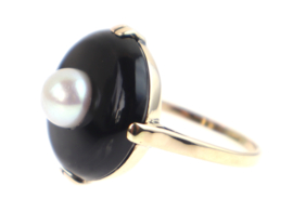 Antieke Art Deco gouden ring met onyx en parel.