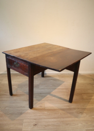 Antiek tekentafeltje, sidetable